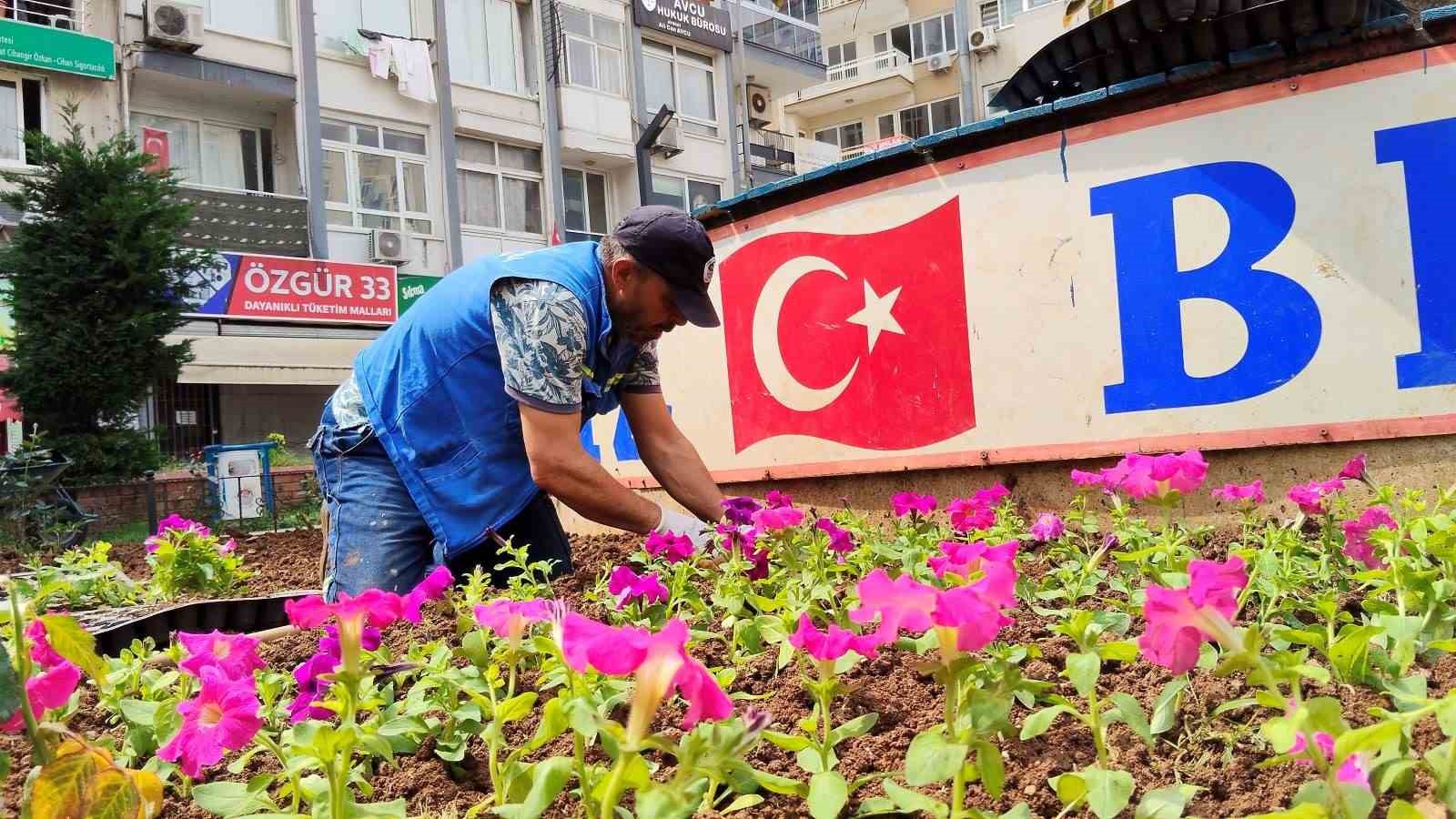Akdeniz&rsquo;de parklar bahara hazır: 50 bin &ccedil;i&ccedil;ek toprakla buluşacak