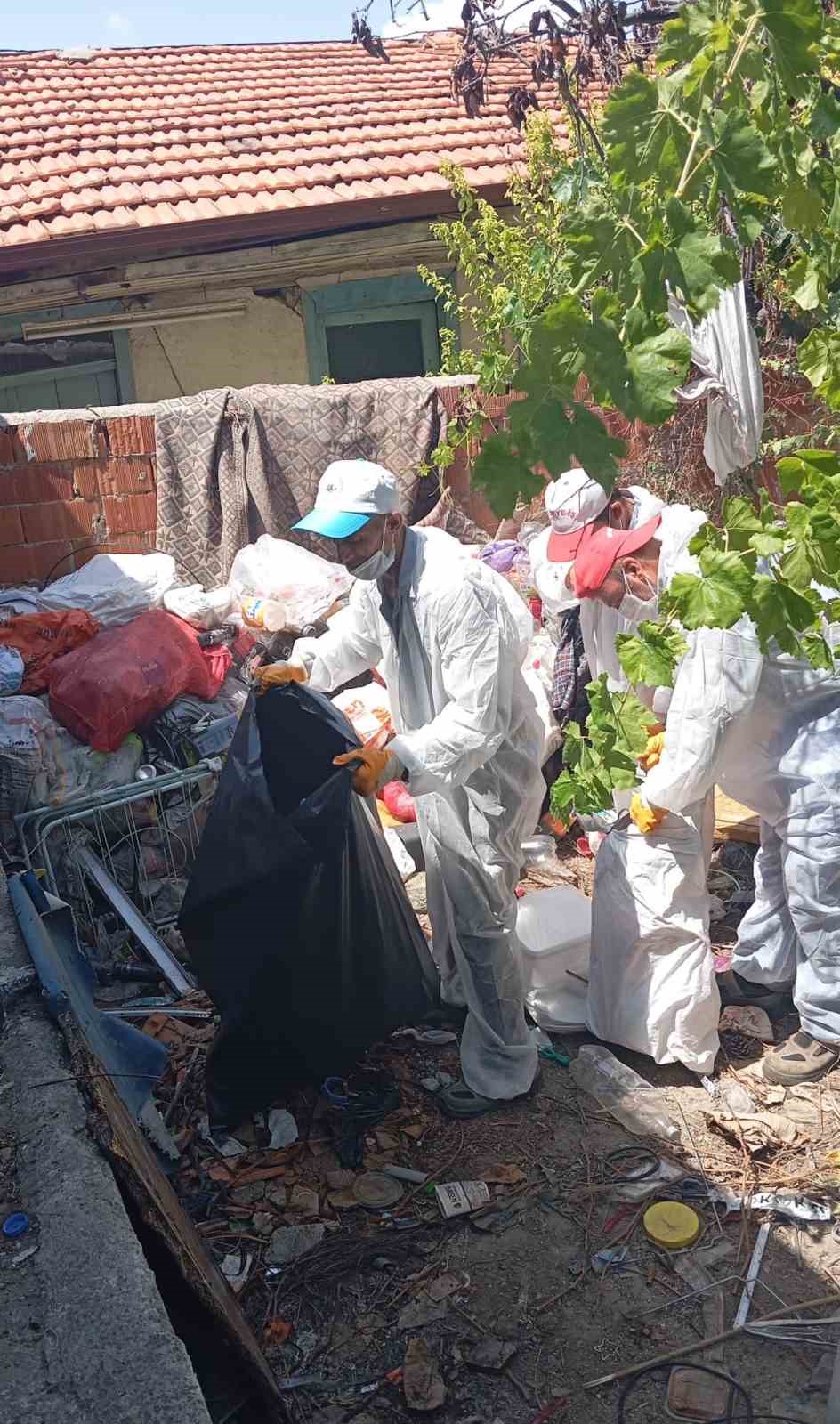 Burdur&rsquo;da k&ouml;t&uuml; kokunun kaynağı &ccedil;&ouml;p ev &ccedil;ıktı: 3 kamyon atık &ccedil;ıkarıldı
