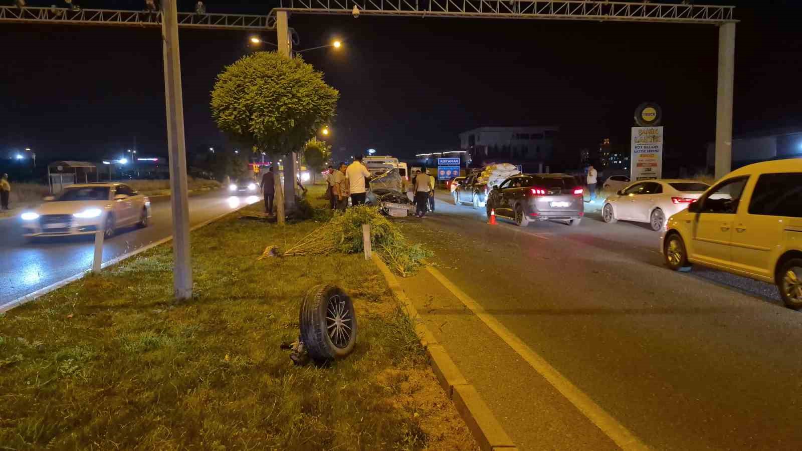 Otomobil direğe &ccedil;arptı: 4 yaralı