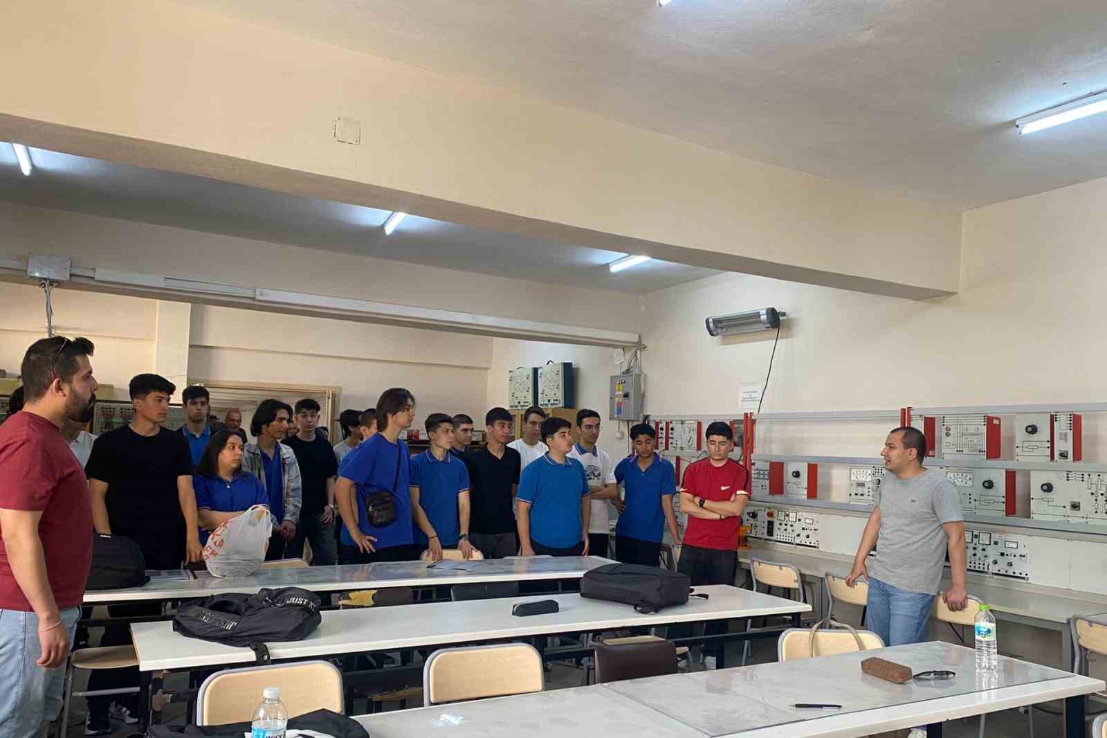 BŞE&Uuml; akademik birimleri lise &ouml;ğrencilerine tanıtıldı