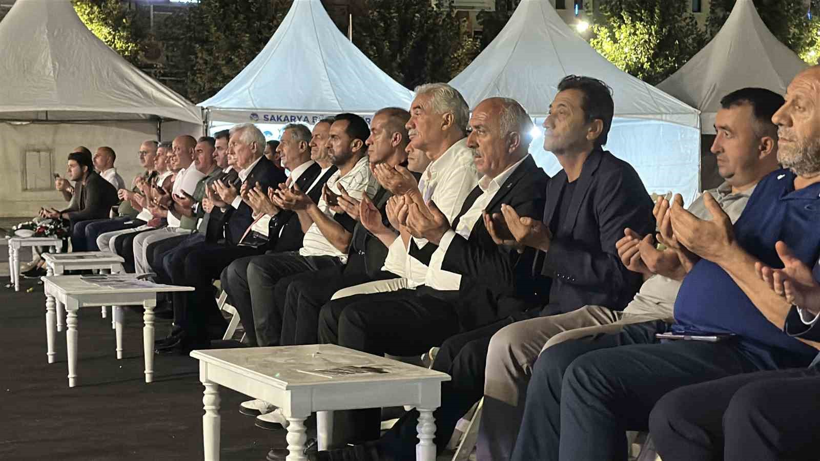 Deprem saati 03.02&rsquo;de Sakarya&rsquo;da eller semaya a&ccedil;ıldı