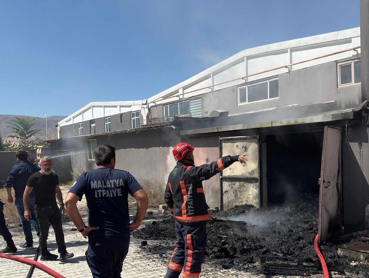 Tekstil fabrikasının atık deposunda yangın