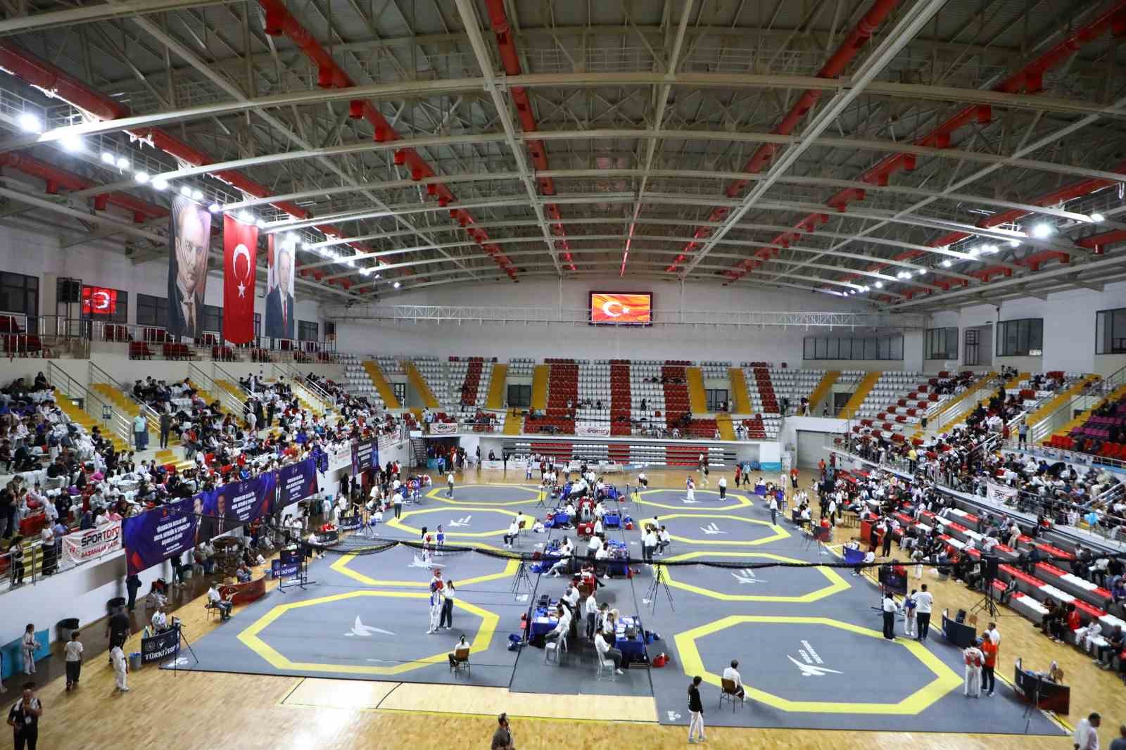 Mücahit Yancı Doğu Grubu Taekwondo Şampiyonası Sivas’ta başladı