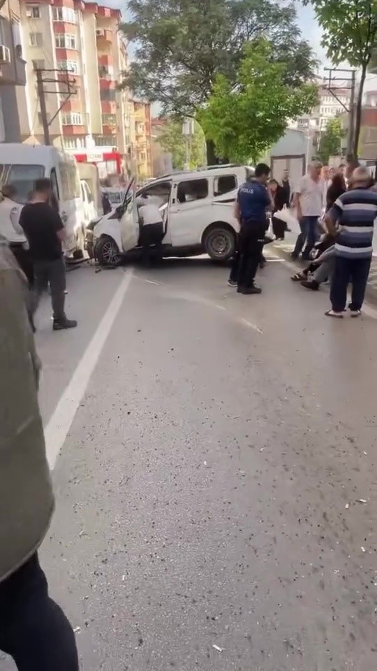Bursa’da ortalık savaş alanına döndü: 6 araca çarptı takla atarak durabildi