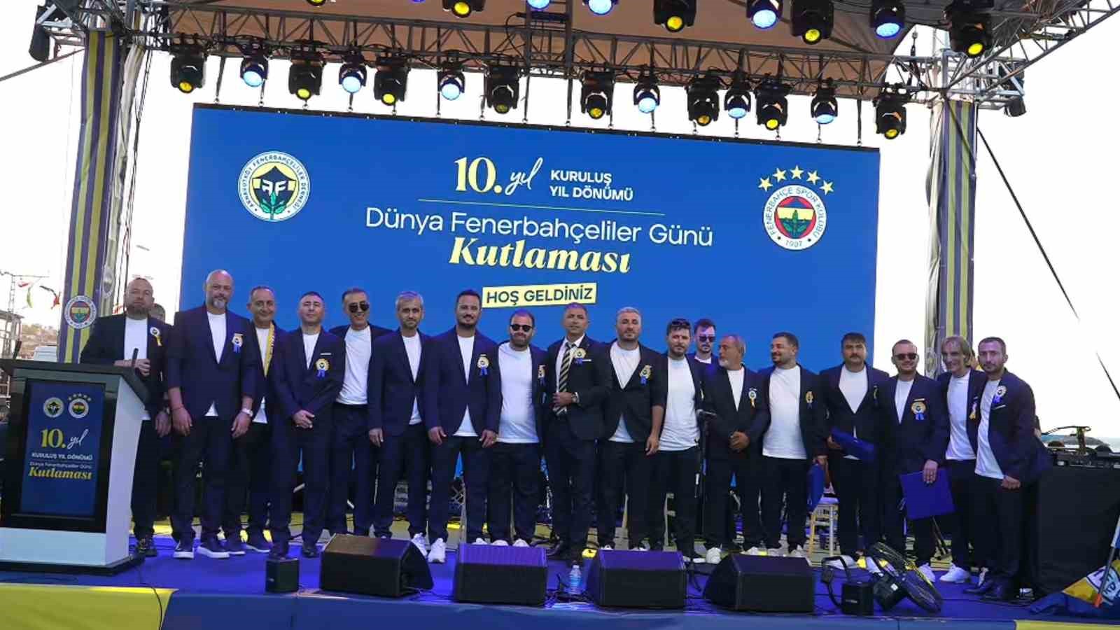 Karaburun sahili sarı-lacivert renklere büründü