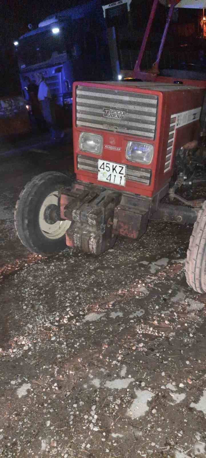 Manisa’da otomobil ile traktör çarpıştı: 2’si ağır 4 yaralı
