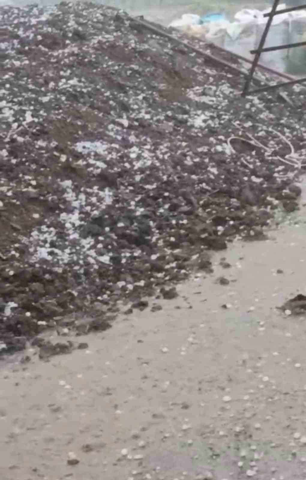 Kumluca’da aniden bastıran dolu yağışı etkili oldu