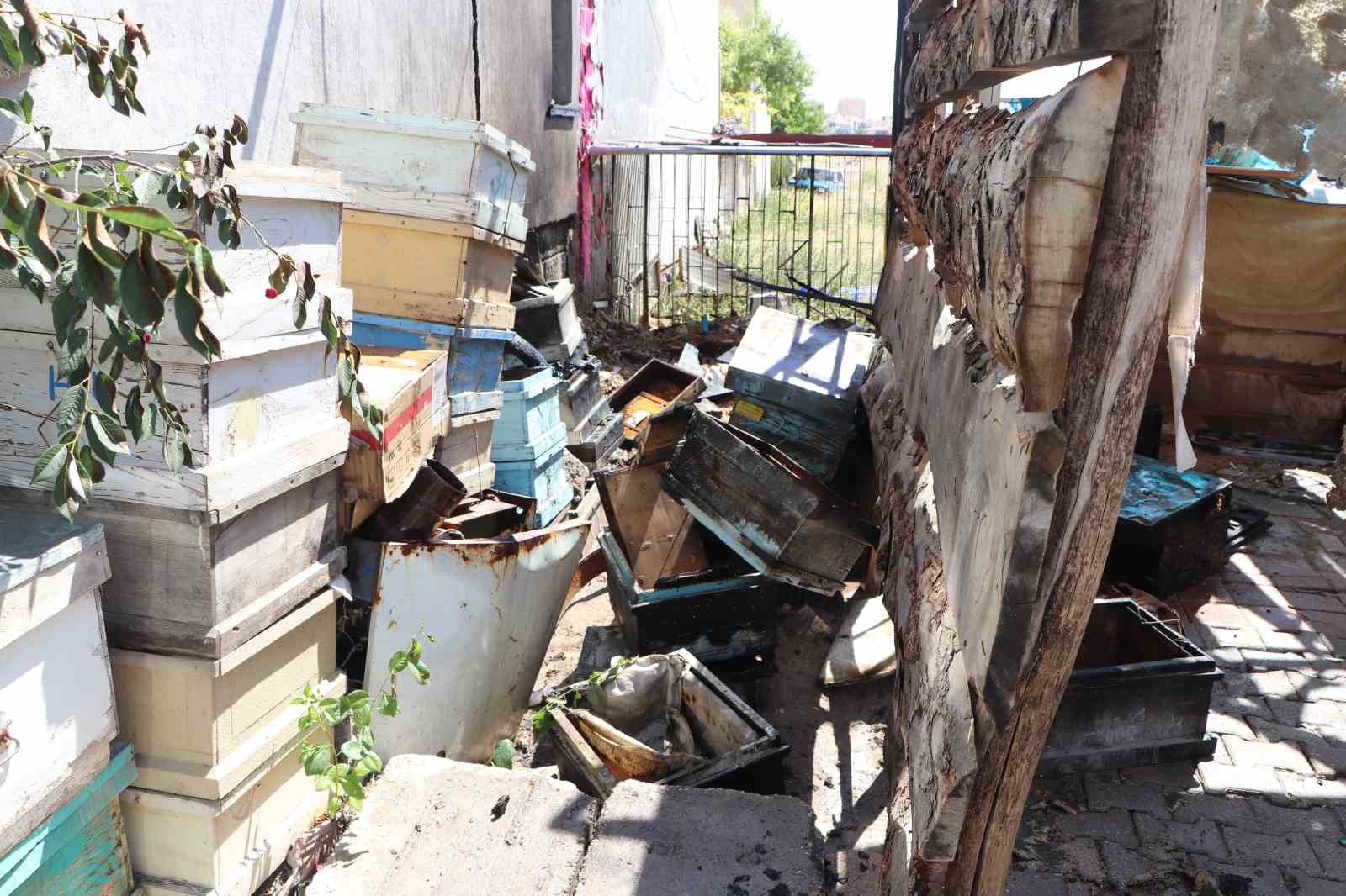 Apartman müştemilatında yangın çıktı, park halindeki araç zarar gördü