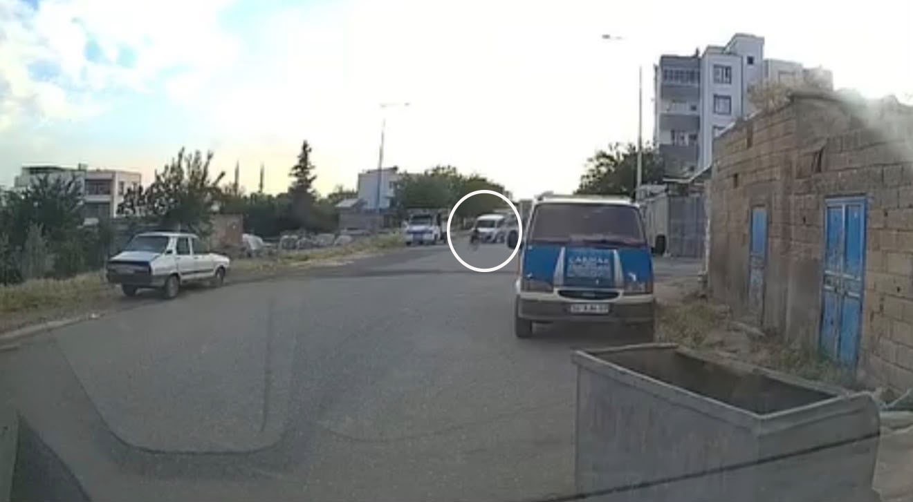 Hafif ticari aracın çarptığı bisikletli çocuk yaralandı: Kaza anı kamerada