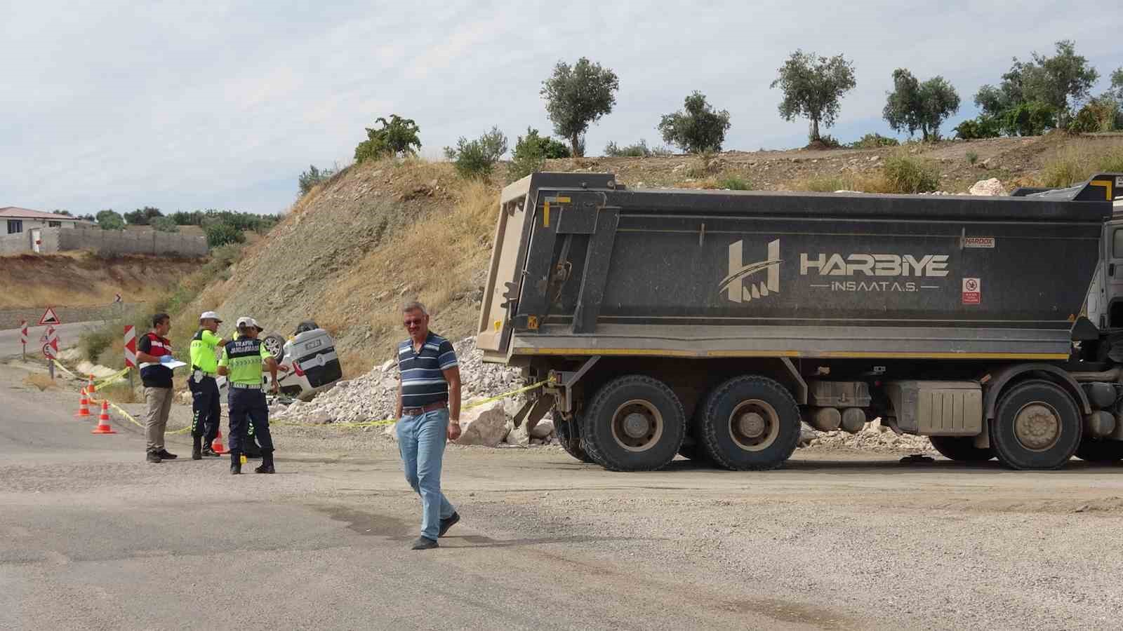 Kilis’te kamyon ile hafif ticari araç çarpıştı: 3 ağır yaralı