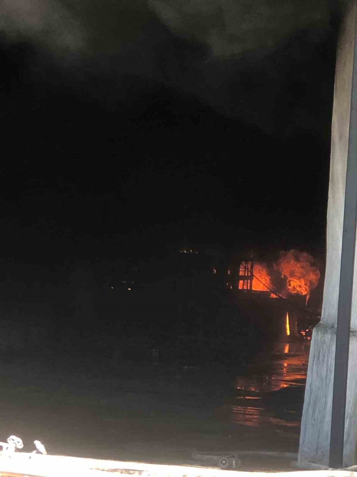 Kauçuk fabrikasında korkutan yangın