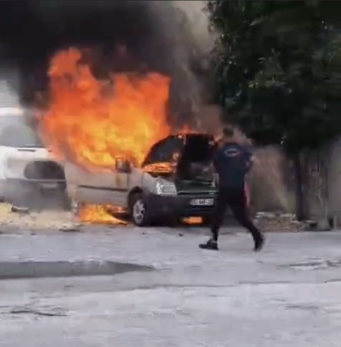 Osmaniye’de park halindeki hafif ticari araç yandı