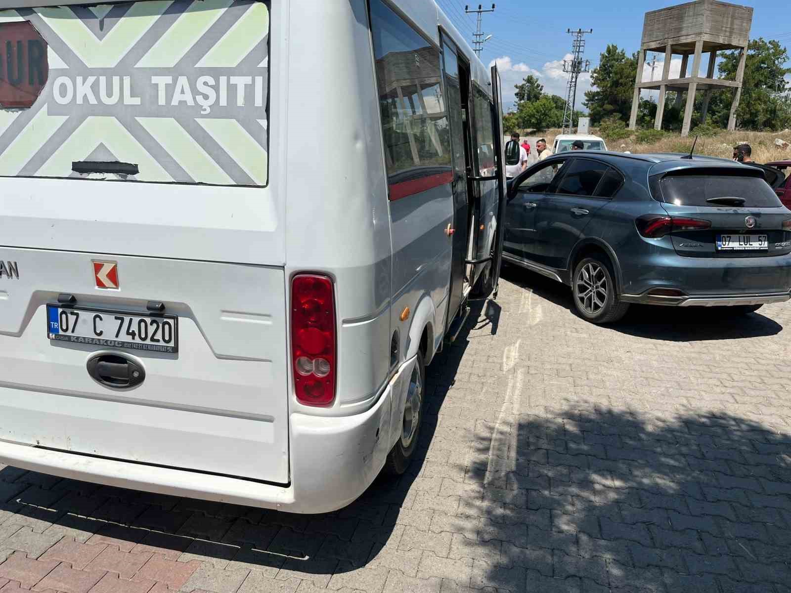 Antalya’da okul servisi otomobille çarpıştı: 7’si anaokulu öğrencisi 9 yaralı