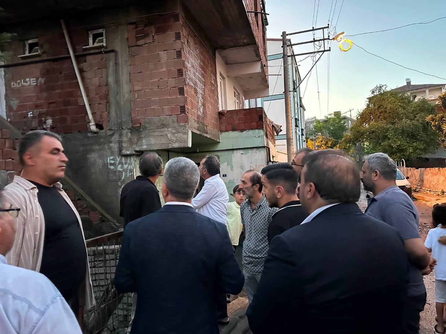 Başkan &Ouml;meroğlu yangın mağduru aileyi yalnız bırakmadı