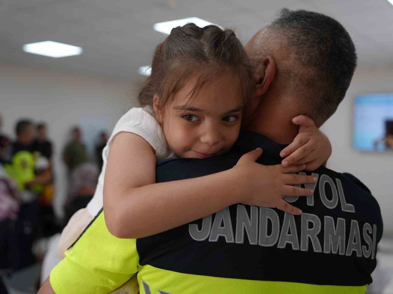 Düzce Belediyesi’nden eğitime geldiğini düşünen jandarma personeline ‘Babalar Günü’ sürprizi