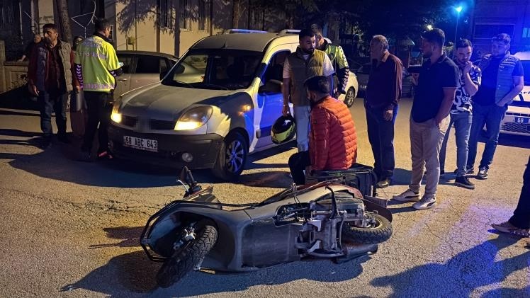 Panik yapan motokurye devrilerek yaralandı