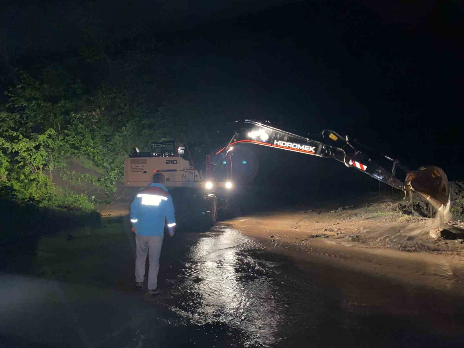Araklı ilçesinde şiddetli yağış sonrası kapanan yollar açılıyor