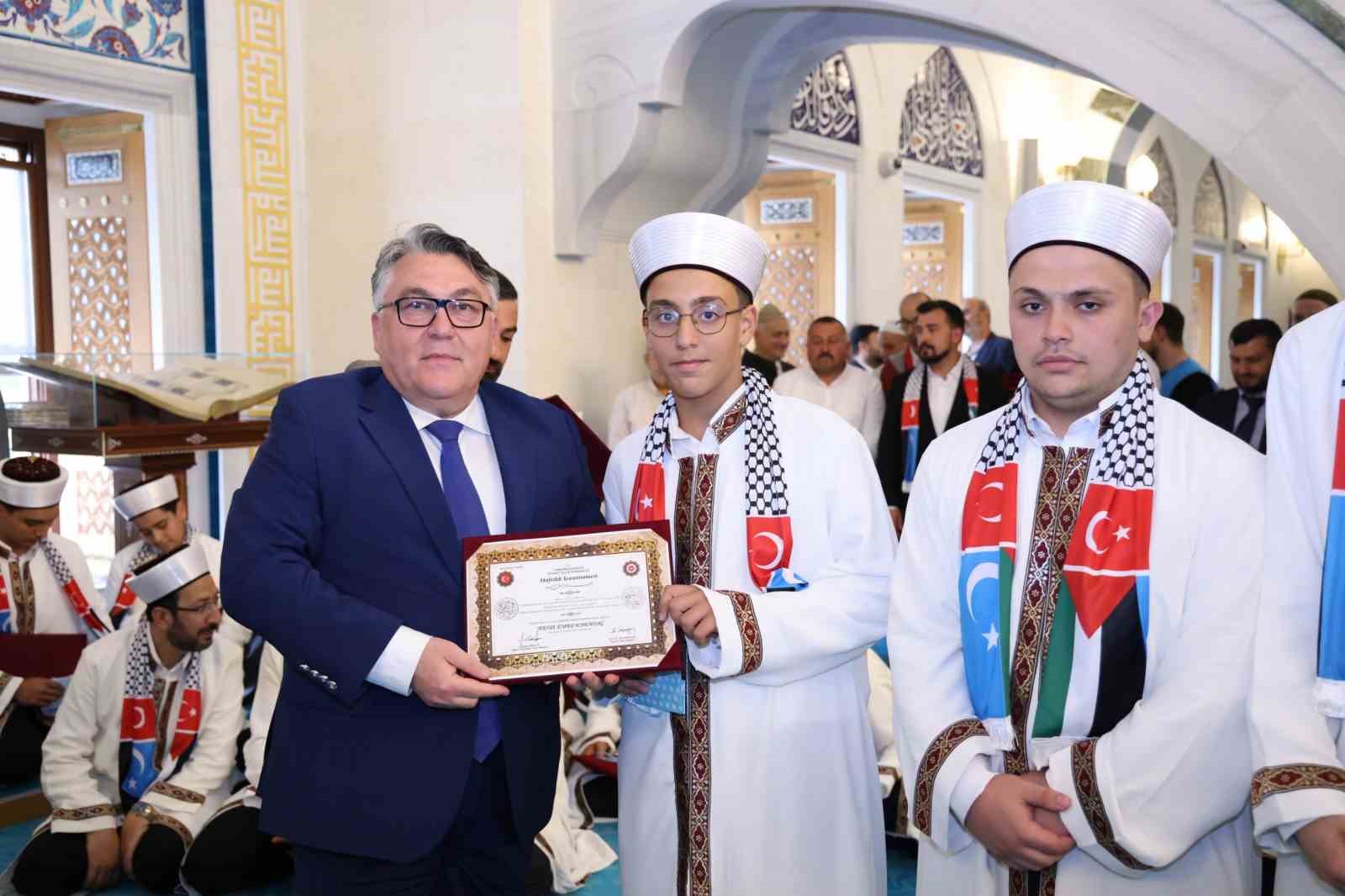 Rektör Özölçer, Hafızlık İcazet Merasimi’nde genç hafızların sevincine ortak oldu