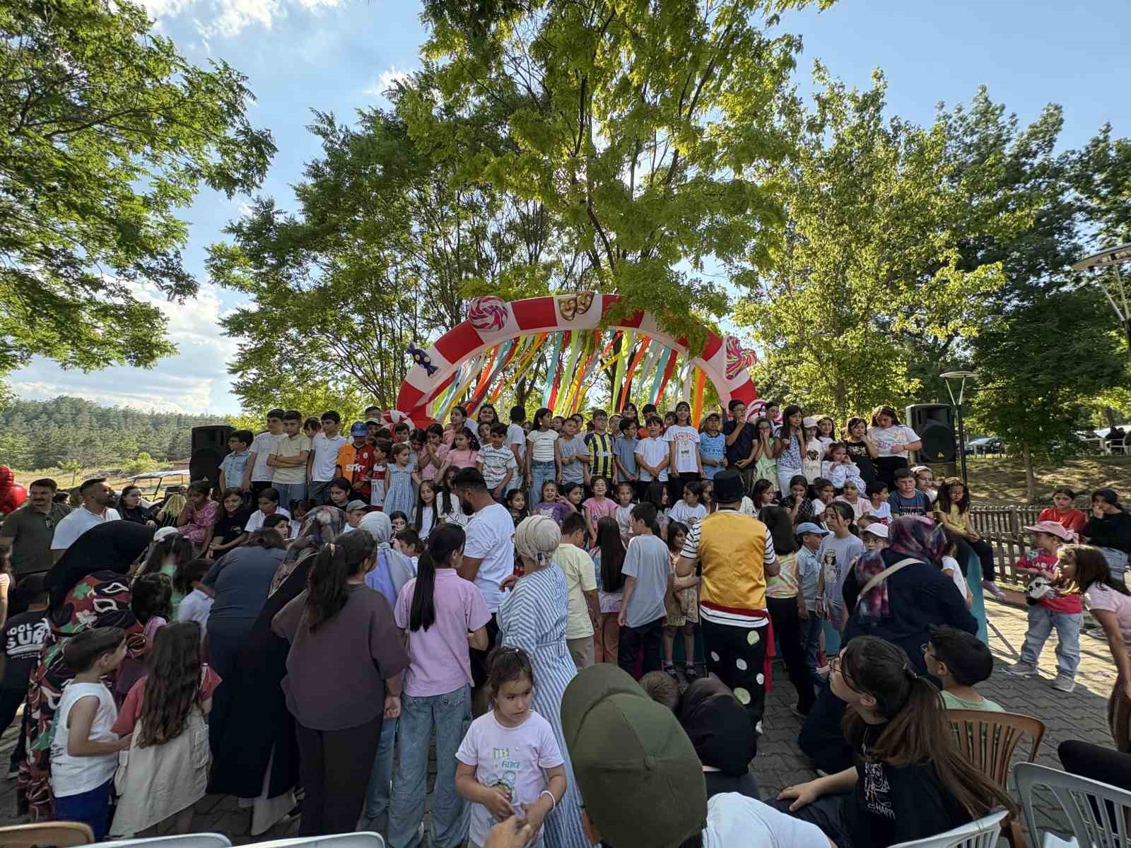 Tosya&rsquo;da karnesini alan &ccedil;ocuklar yılın stresini şenlikte attı