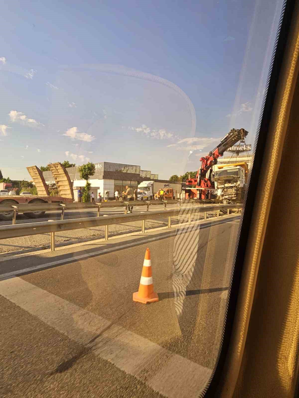 Hafriyat kamyonu refüje girdi, trafik felç oldu