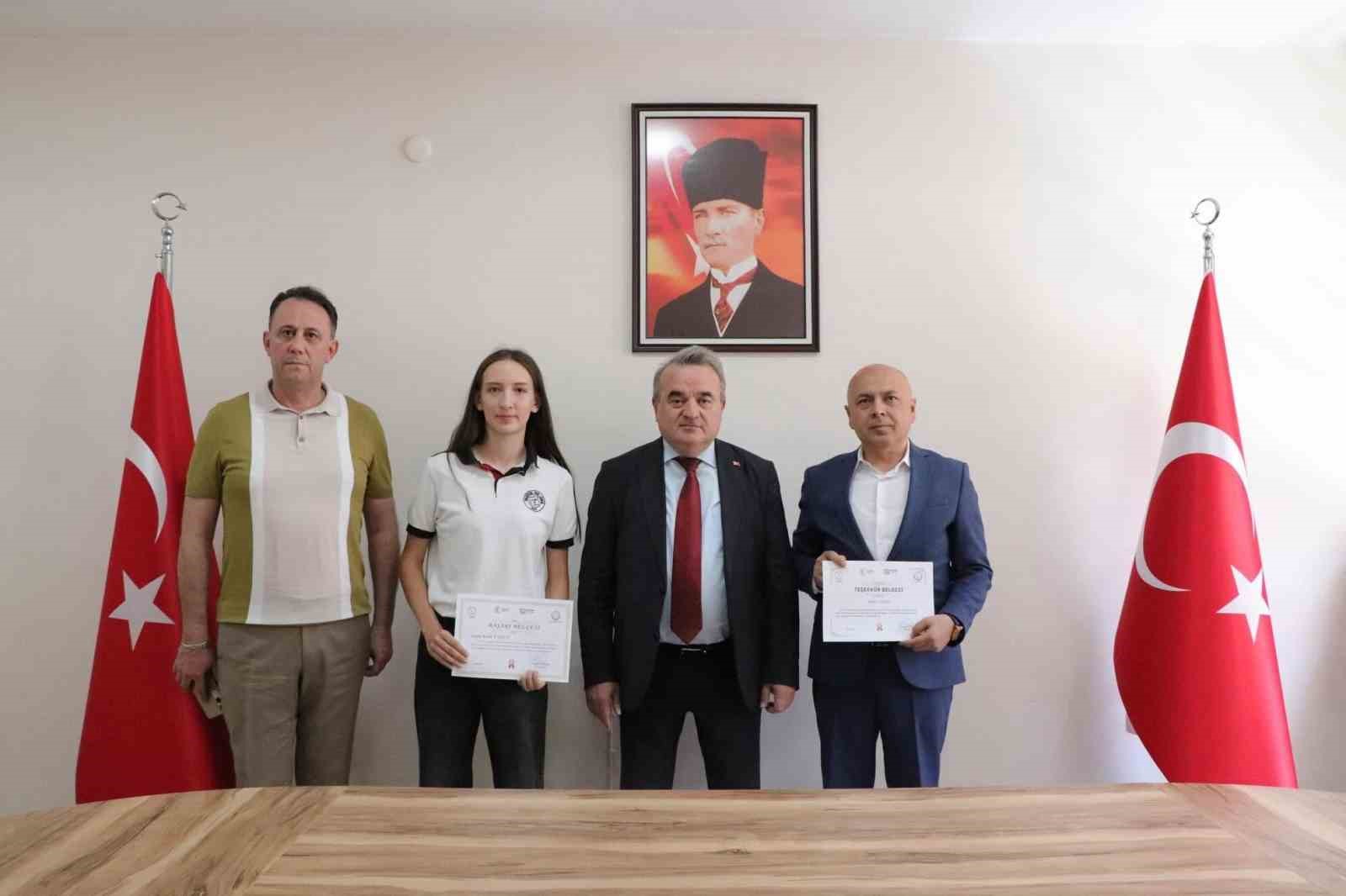 Bilecik’te Türkiye derecesi elde eden öğrencilere ödül verildi