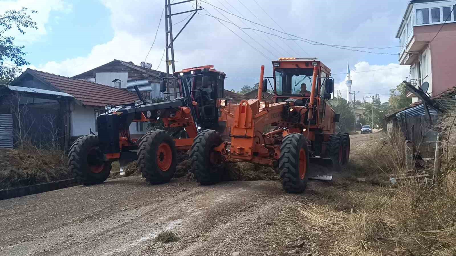 Dar olan köy yolu Karayolları ekiplerince genişletiliyor