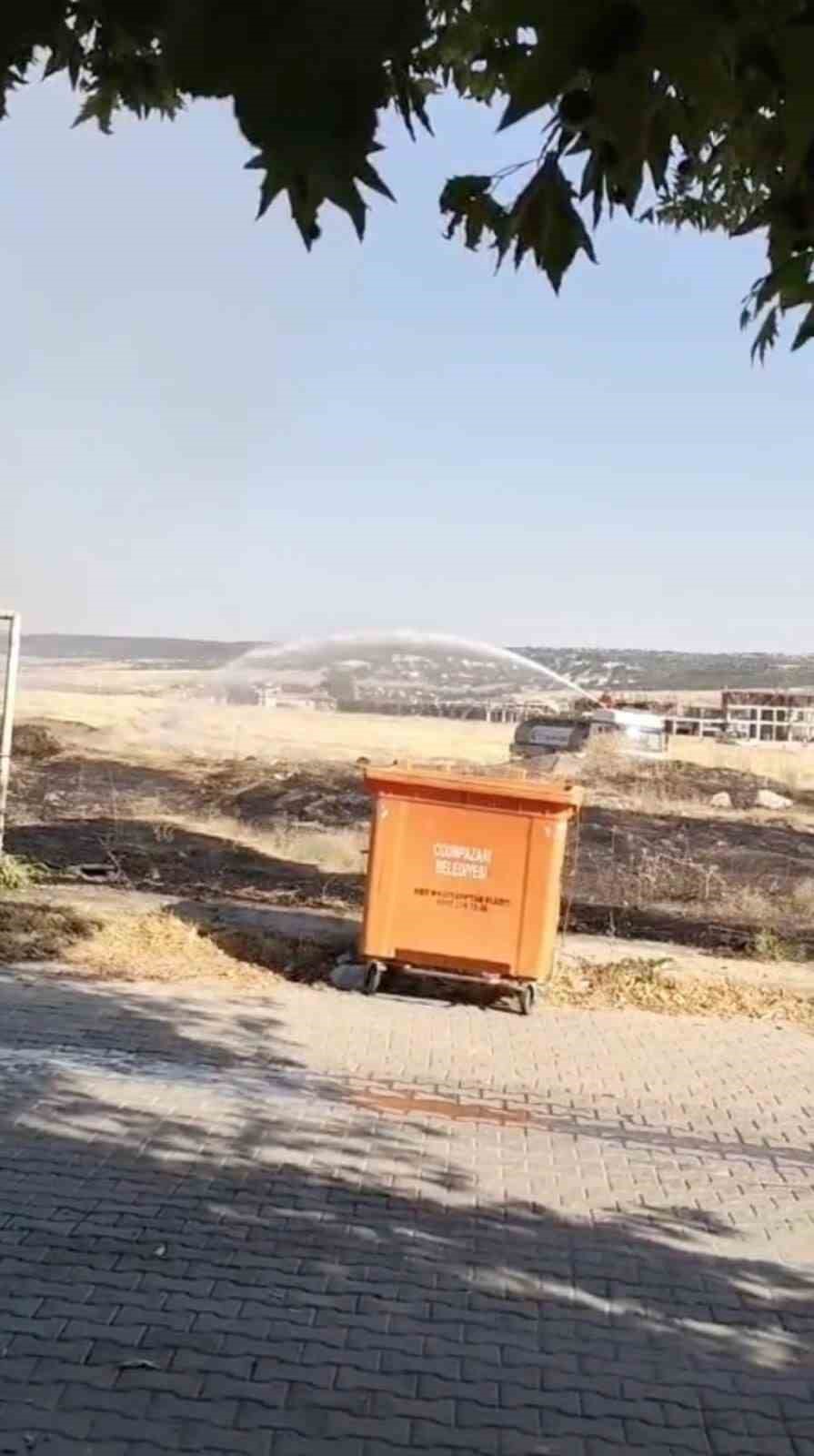 Otluk alan alevler i&ccedil;inde kaldı
