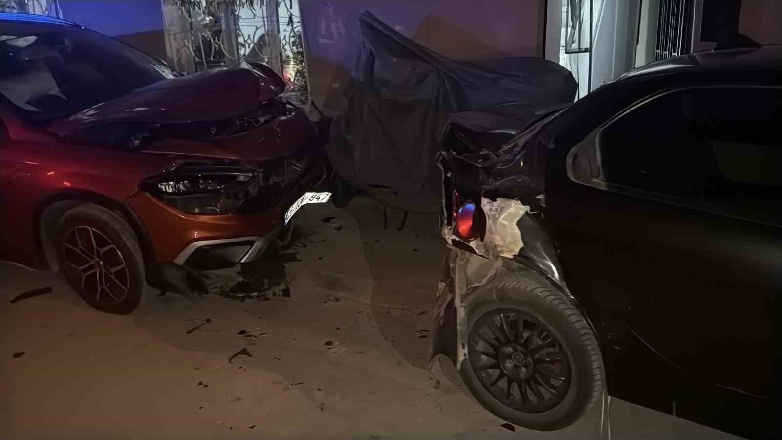 Kontrolden &ccedil;ıkan ara&ccedil; park halindeki motosiklet ve arabaya &ccedil;arptı: O anlar kamerada