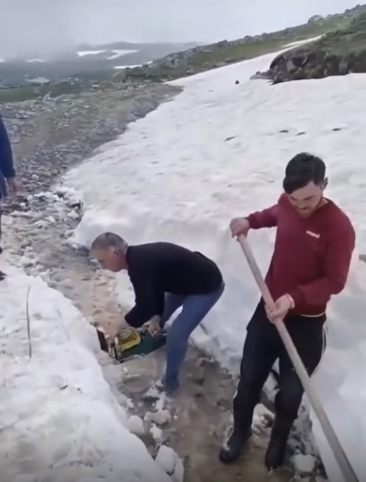 Avrupa sıcaktan kavruluyor, Giresun&rsquo;da ağa&ccedil; motoru ile kar k&uuml;tleleri par&ccedil;alanıp yayla yolları a&ccedil;ılıyor