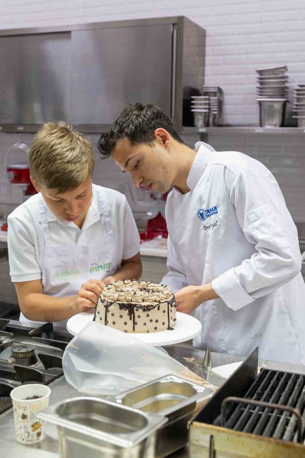 Gastronomi &ouml;ğrencileri ve işitme engelli gen&ccedil;ler mutfakta buluştu
