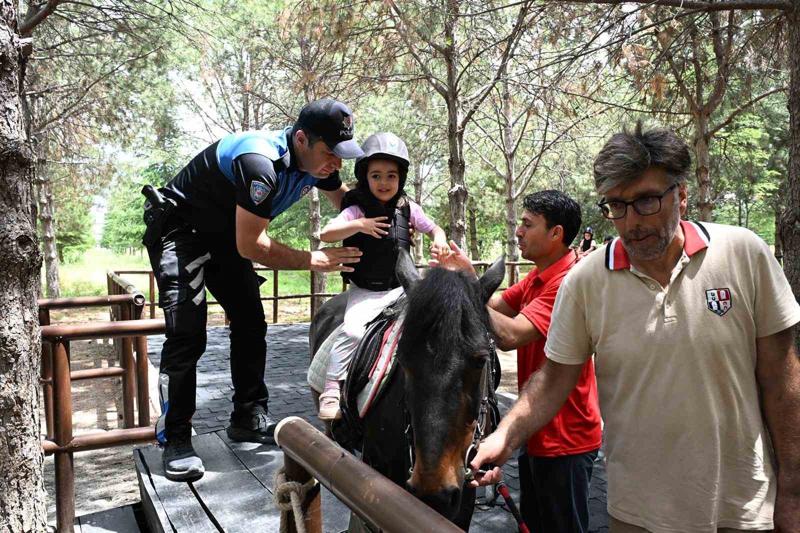 EMŞAV şehit ve gazi çocuklarıyla bir araya geldi