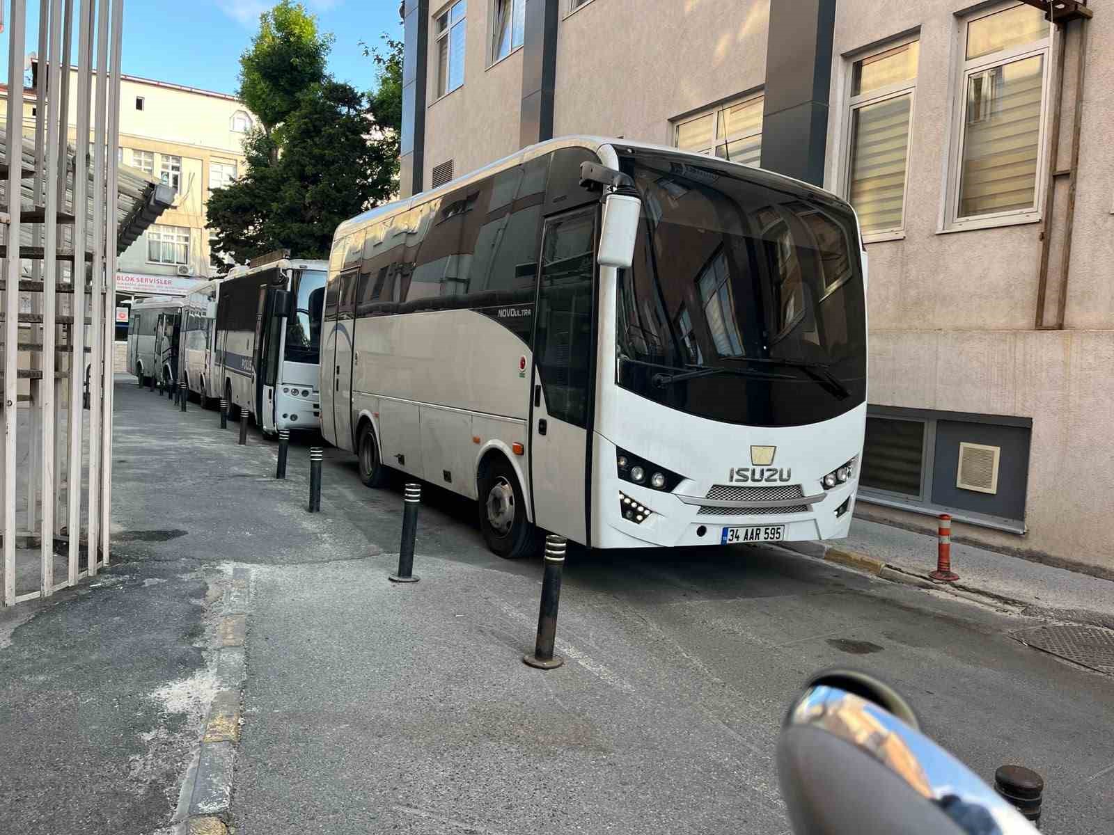İzmit Belediyesi’ne yönelik soruşturma kapsamında gözaltına alınan şüpheliler, İstanbul’da sağlık kontrolünden geçirildi