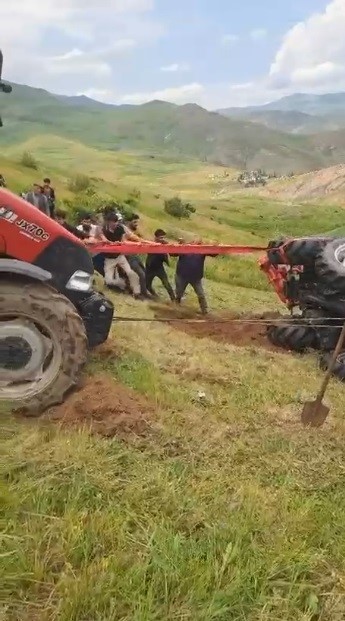 Sarıkamış&rsquo;ta devrilen trakt&ouml;r i&ccedil;in k&ouml;yl&uuml;ler seferber oldu