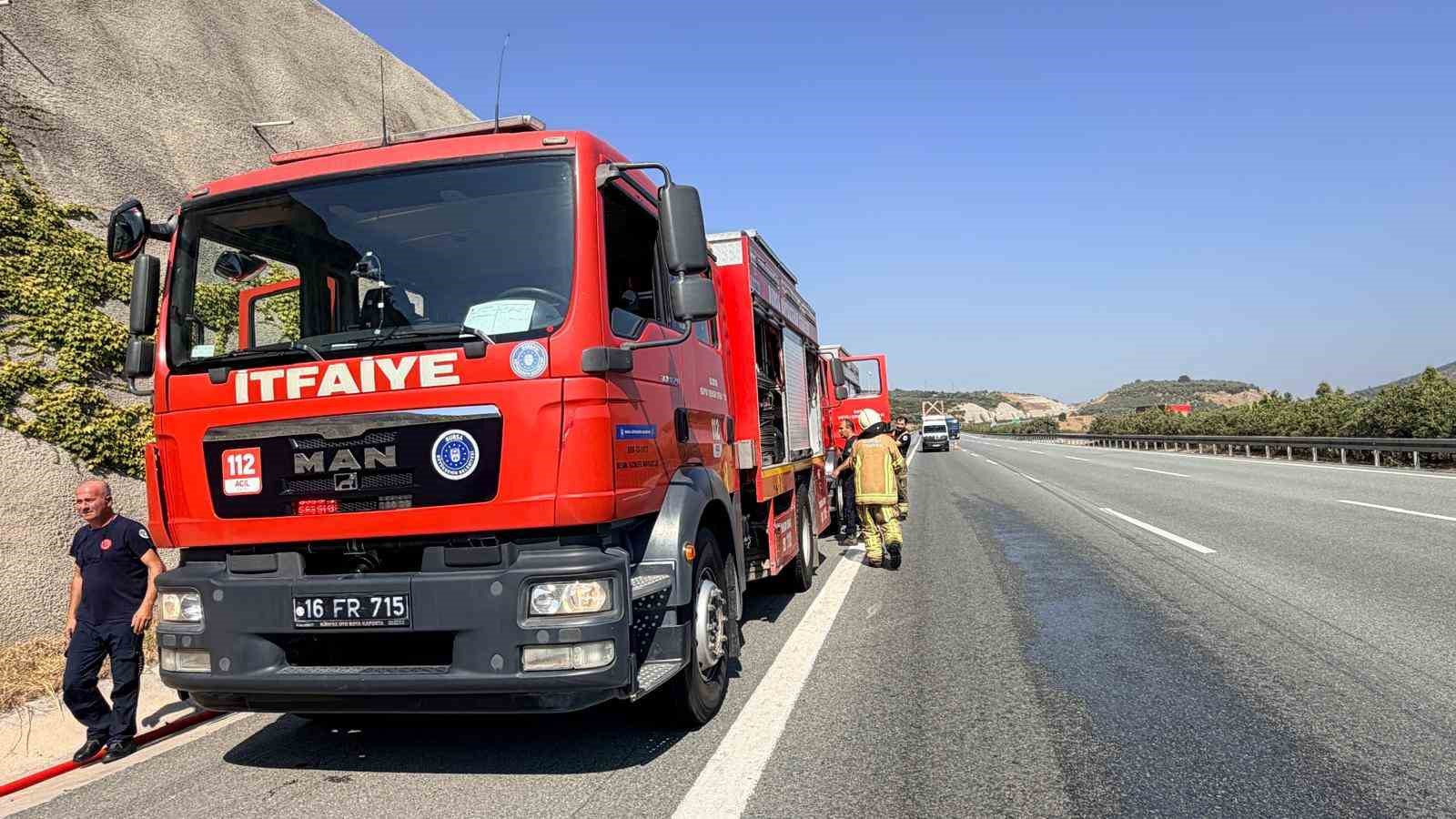 Canlı hayvan nakil aracı otoyolda alev aldı