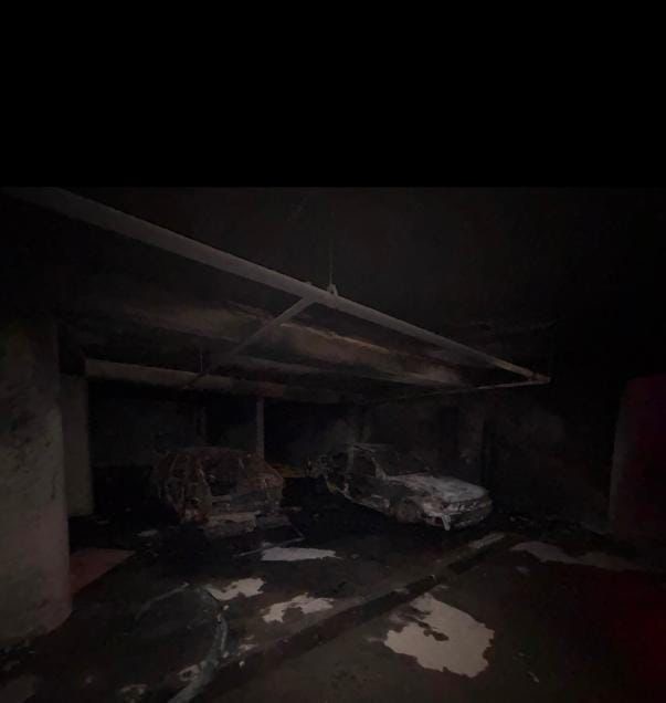 Esenyurt’ta sitede yangın paniği: Baba ve oğlu camın önüne çıkarak kurtarılmayı bekledi