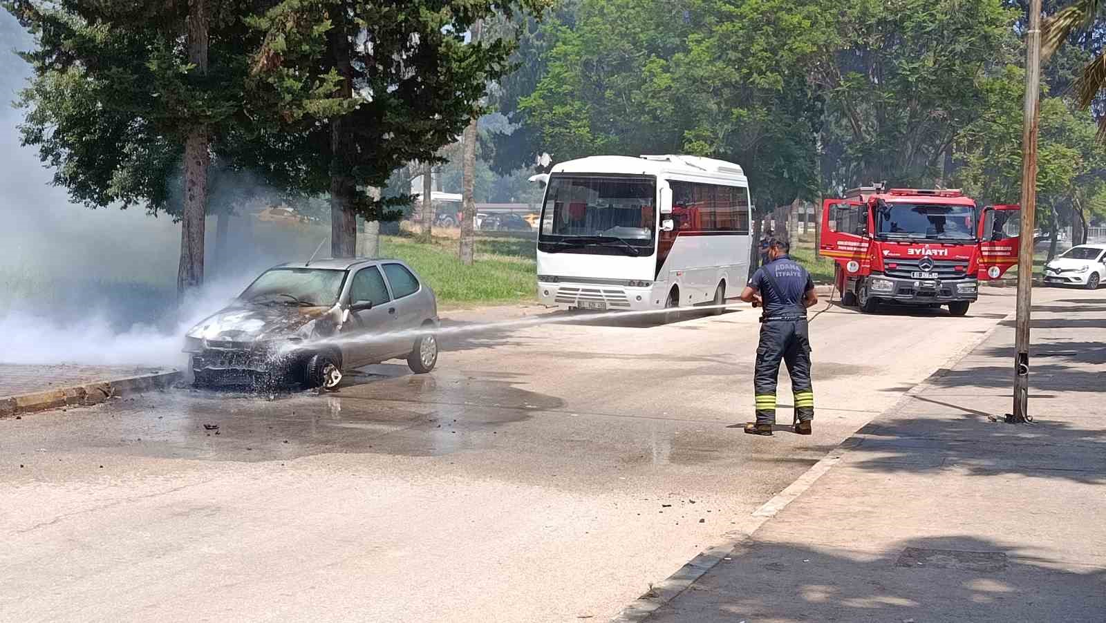 Park halinde yanan otomobil kullanılmaz hale geldi