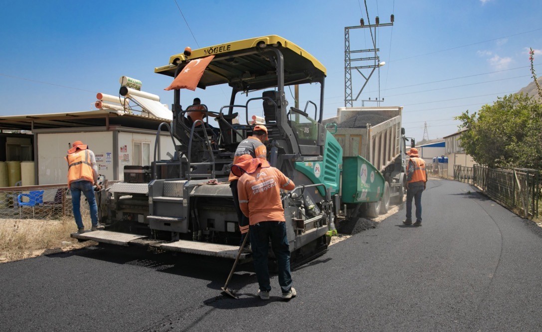 Mersin’de 1,5 kilometrelik yol sıcak asfaltla yenilendi