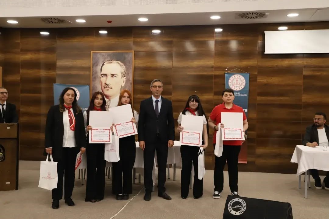 Bayburt’ta öğrenciler teknolojinin etkilerini münazarada tartıştı