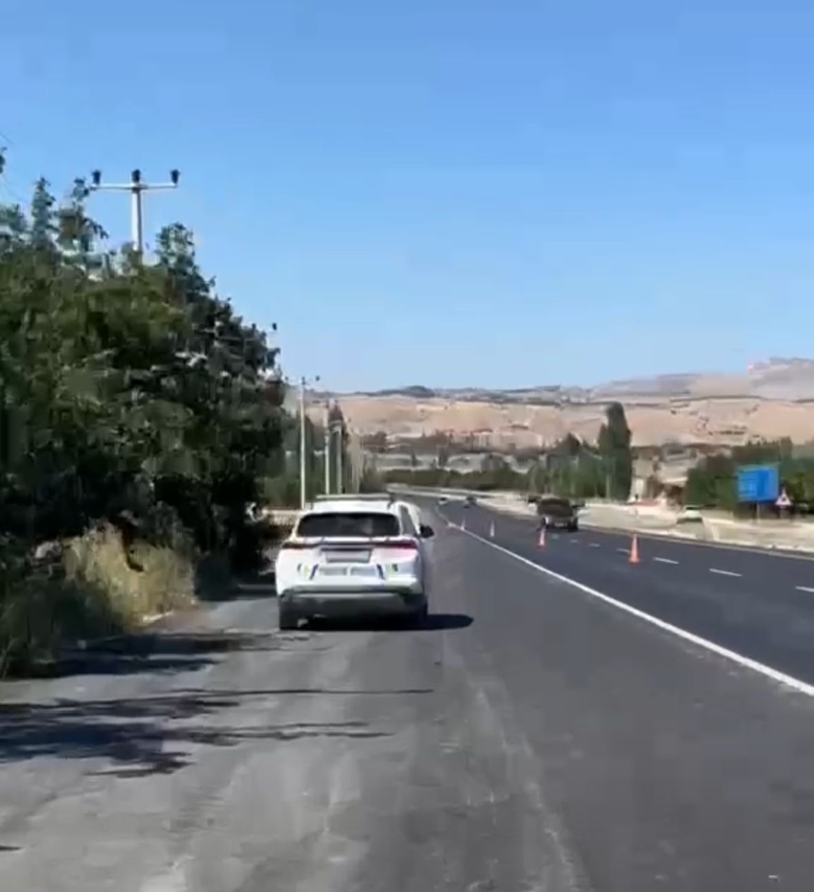 Ceza yememek i&ccedil;in eşini yolda bırakıp uygulamaya girdi, polisten "evde bulaşık yıkama cezası" aldı