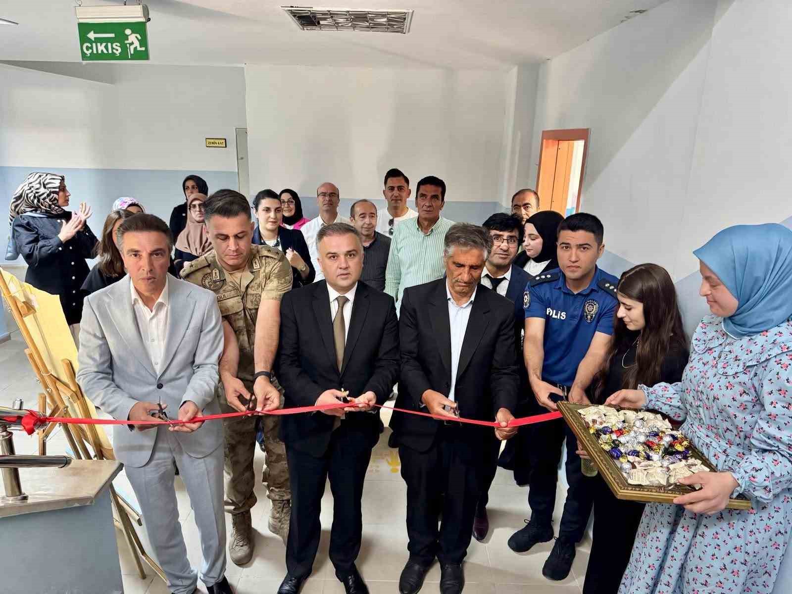 Üzümlü’de Halk Eğitim kursiyerlerinin el emeği eserleri sergilendi