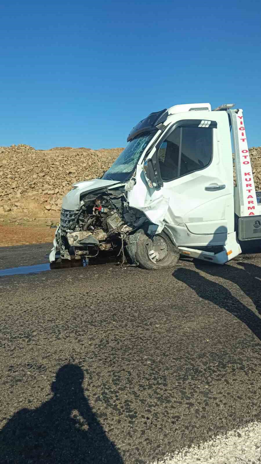 Siverek’te otomobil ile çekici çarpıştı: 3 yaralı