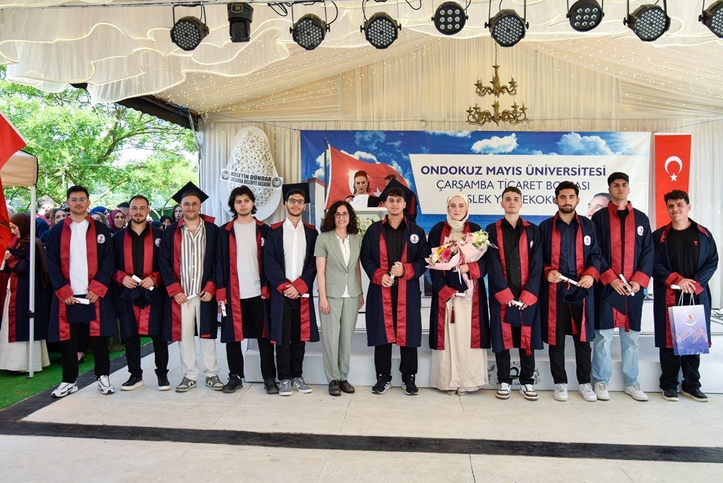 Çarşamba Ticaret Borsası MYO’da 238 öğrencinin mezuniyet heyecanı