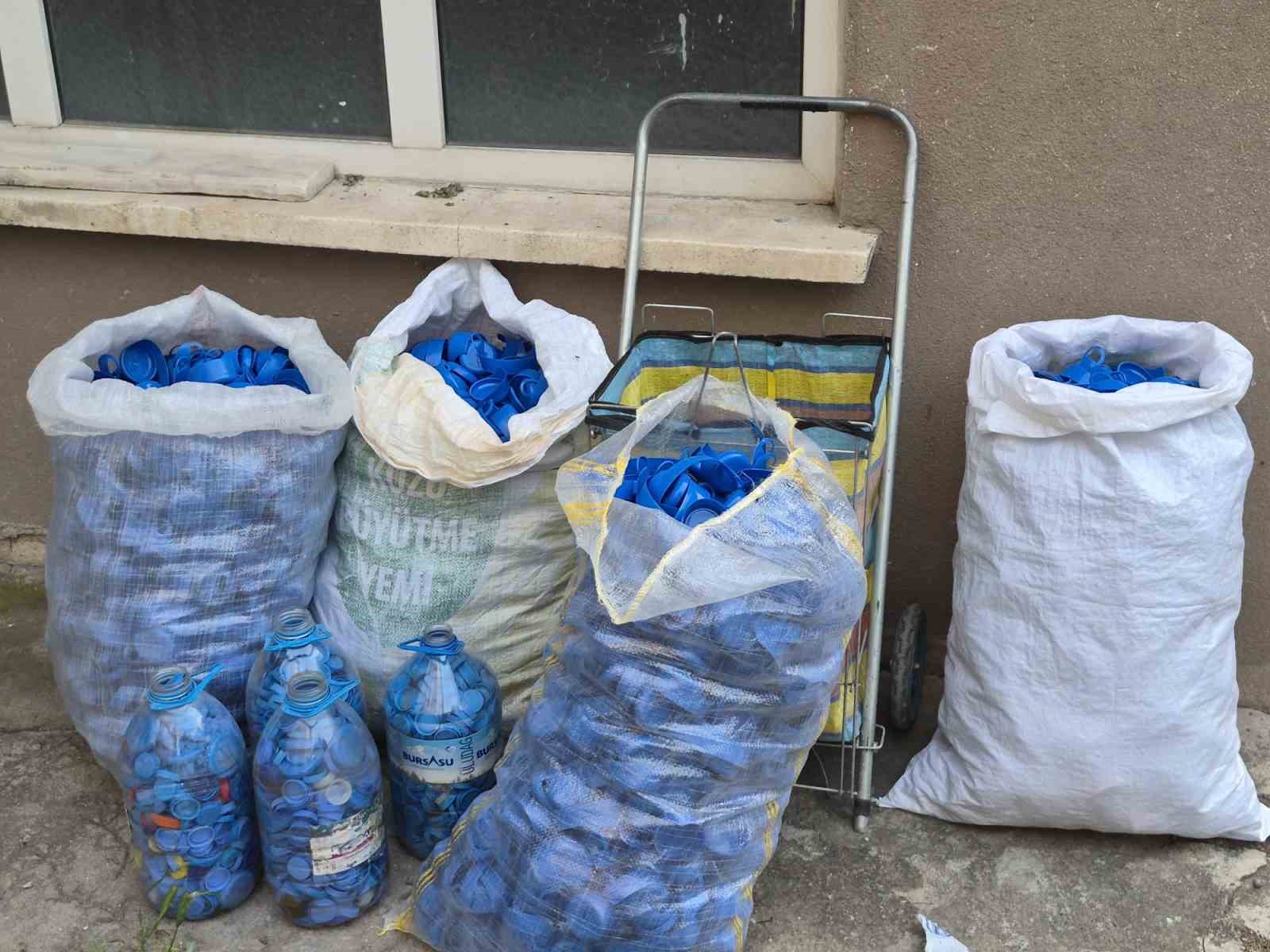 Boyu kadar mavi kapağı depremzedeler için topladı