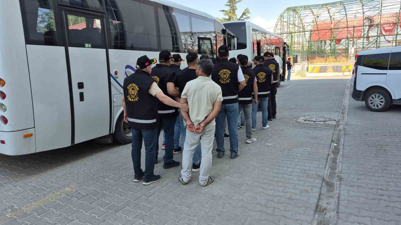 Eskişehir’de polisin de yaralandığı kavga ile ilgili 18 şüpheli adliyeye sevk edildi