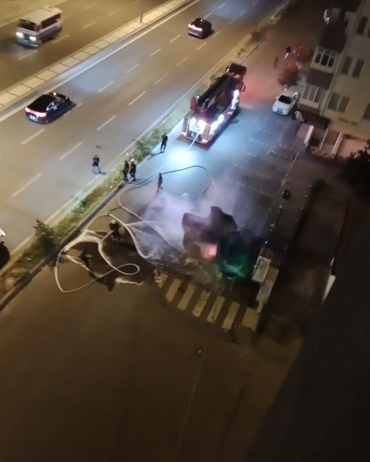 Kayseri&rsquo;de alev alan elektrikli ara&ccedil; bomba gibi patladı... O anlar kamerada