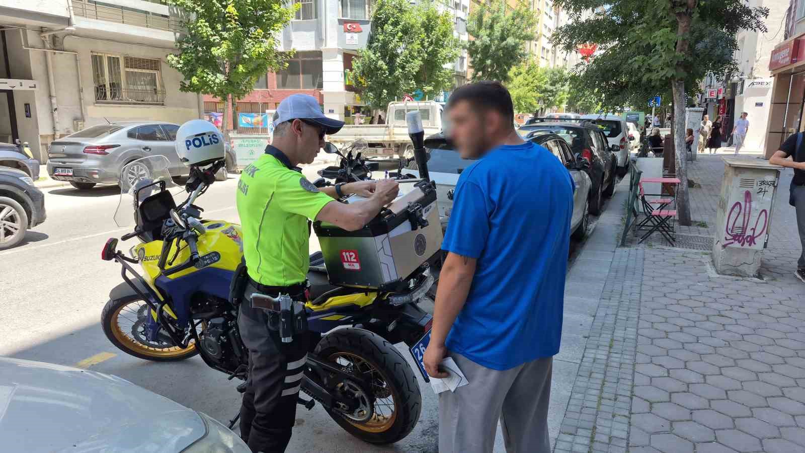 Plakasız elektrikli motosikleti bağlanan sürücü denetime girdiği caddeden taksi ile çıktı