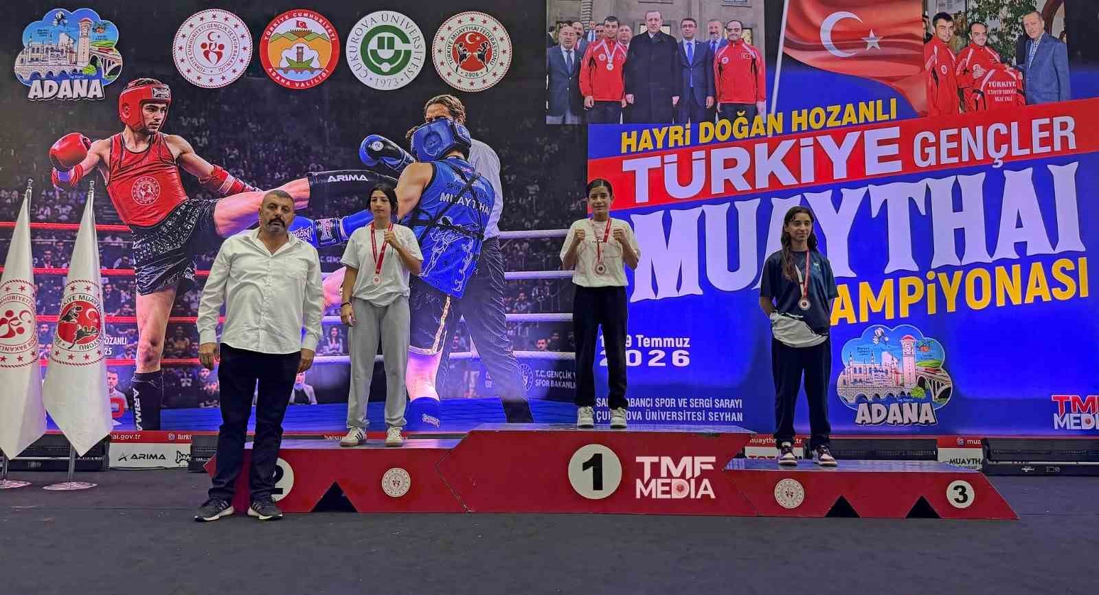 Manisalı muaythaiciler Türkiye kürsüsüne çıktı
