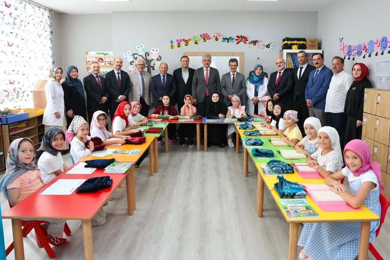 Vali Makas, Kültür Mahallesi’nde öğrencilerle buluştu