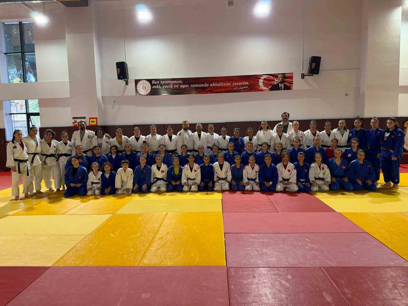 Yıldız Kadın Judo Milli Takımı, Salihli&rsquo;de g&uuml;&ccedil; topluyor