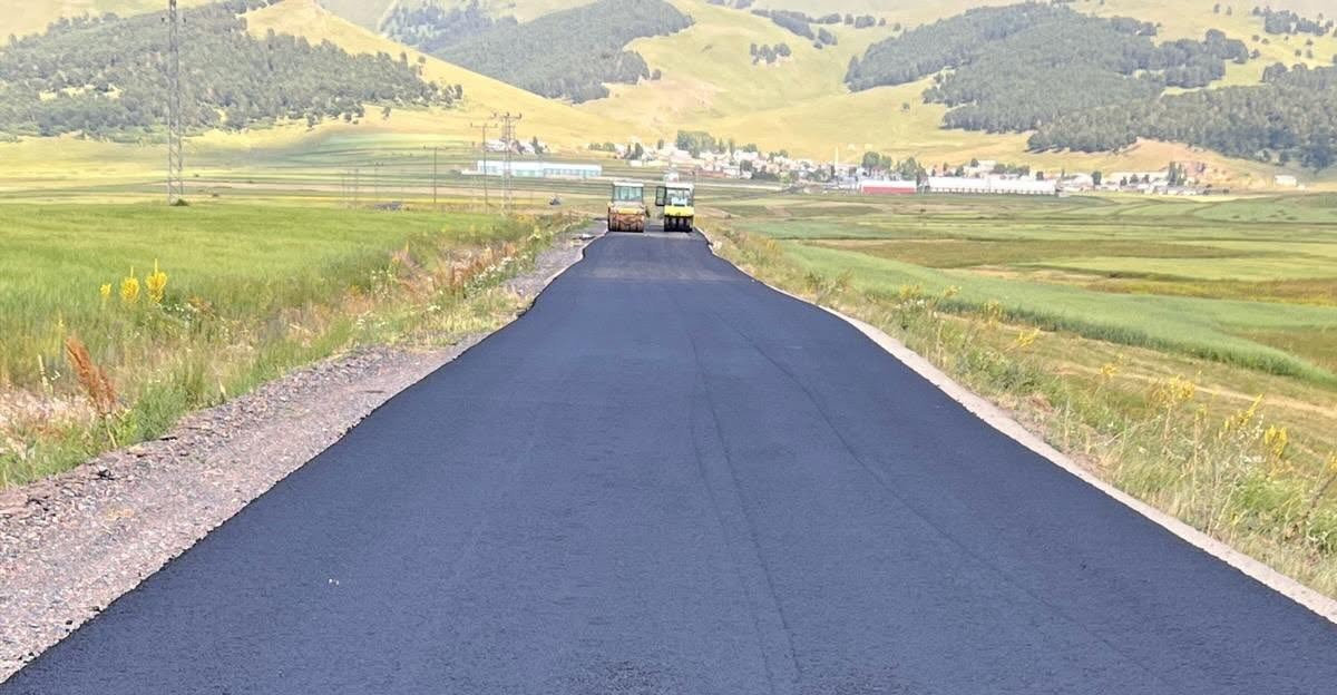 Kars’ta yol yatırımları hız kesmiyor: Asfalt, beton yol ve parke taşı çalışmaları sürüyor